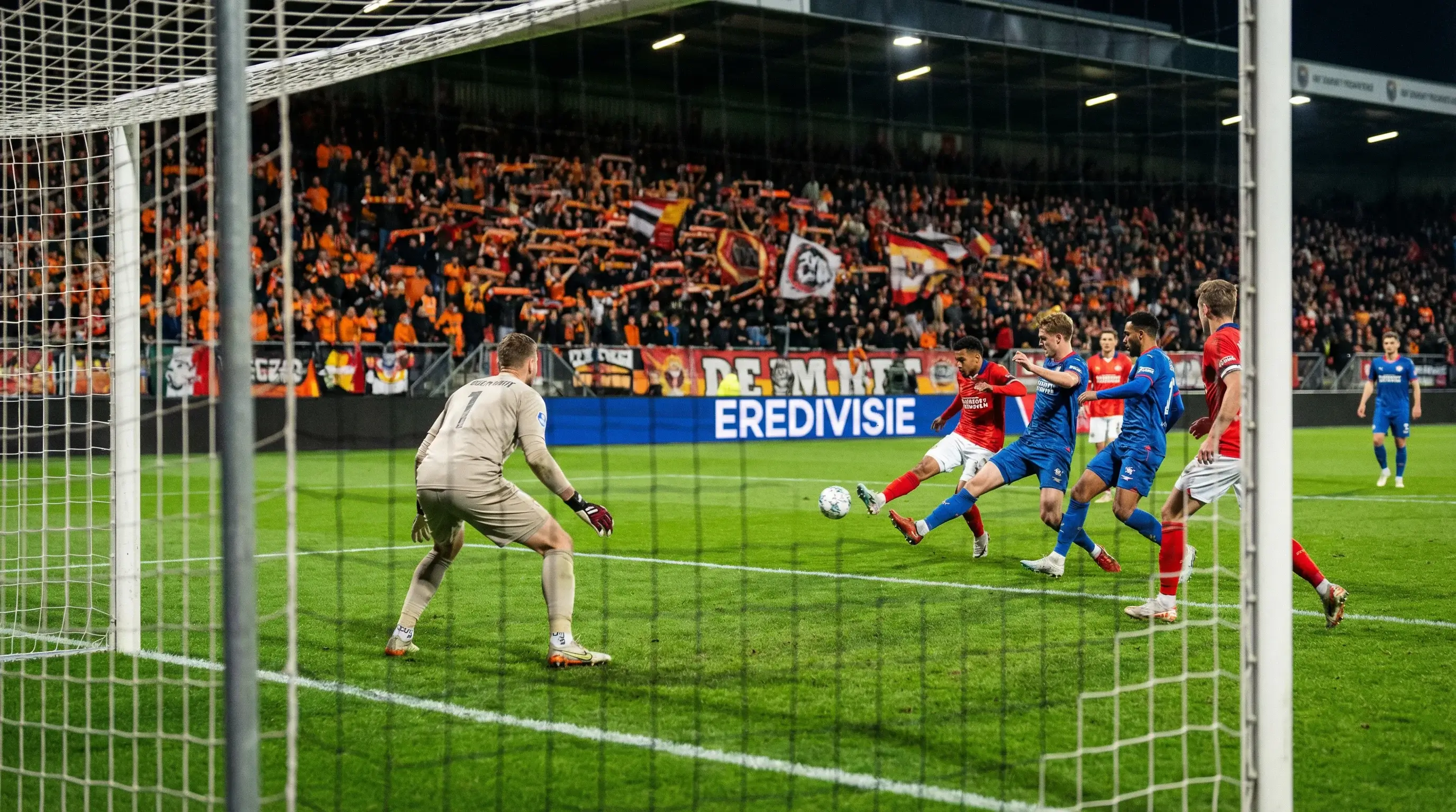 Eredivisie voetbalwedstrijd in een Nederlands stadion met supporters